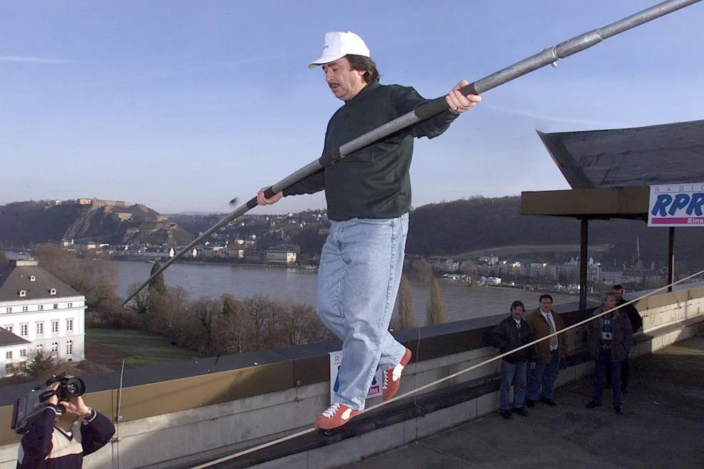 Johann Traber (72✝) auf einem gespannten Drahtseil über Koblenz. (Archivbild) Johann Traber (72✝) auf einem gespannten Drahtseil über Koblenz. (Archivbild)