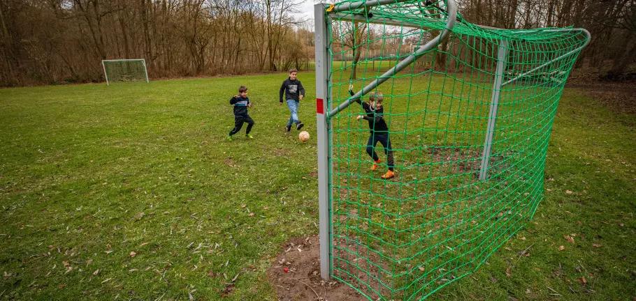 Kinder haben Spaß mit den neuen Bolzplatztor