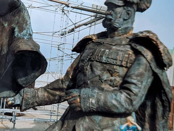 Knapp ein Jahr wurde die fertige Rekonstruktion im Koblenzer Rheinhafen gelagert. Auf dem Bild Marc Gorka und ein teil der rekonstruierten Kaiser-Statue.