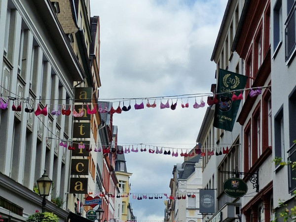 Koblenz wird Pink ist eine Aktion, um auf Brustkrebs aufmerksam zu machen.