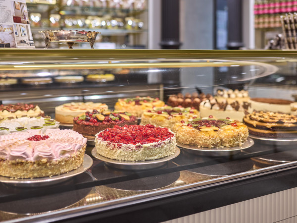 Kuchenauslage der Konditorei Baumann in der Löhrstraße