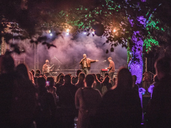 Lahneck Live findet in den Rheinanlagen in Oberlahnstein statt.