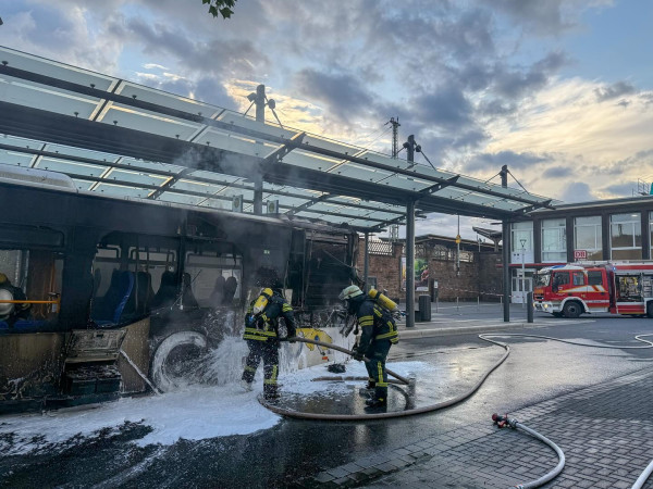 Löscharbeiten der Freiwilligen Feuerwehr Andernach am Bahnhof in Andernach.