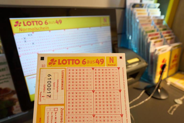 Lottoschein in einer Annahmestelle (Symbolbild) Lottoschein in einer Annahmestelle (Symbolbild)