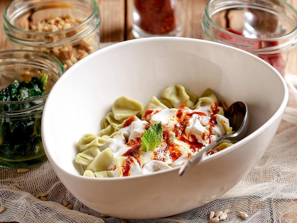 Manti sind kleine mit Hackfleisch oder Linsen gefüllte Teigtaschen.
