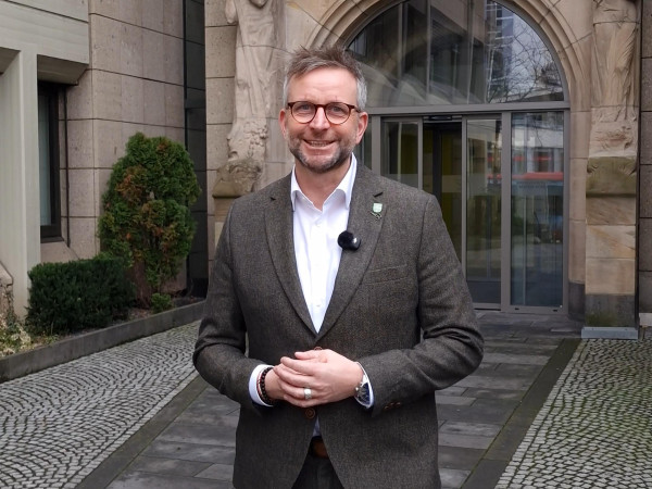 Marko Boos vor dem Kreishaus in Koblenz.