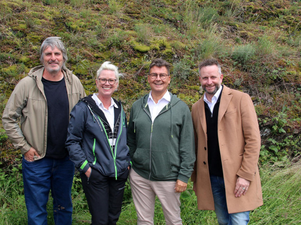 Matthias Nester (2. von rechts) und Landrat Marko Boos (rechts) beobachteten gemeinsam mit den Projektbeteiligten Jörg Hilgers</p> <p>(links) und Tanja Stromberg, Stiftung für Natur und Umwelt, den</p> <p>Mosel-Apollo.