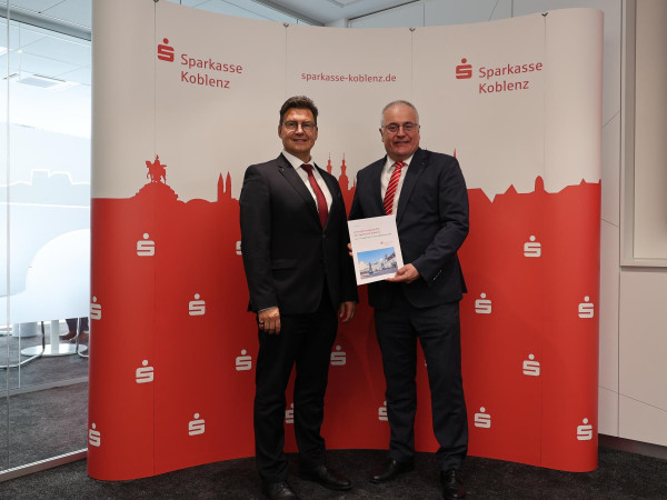 Matthias Nester (links), Vorstandsvorsitzender der Sparkasse Koblenz, und Jörg Perscheid (rechts), Vorstand der Sparkasse Koblenz, ziehen für das Geschäftsjahr 2024 eine positive Bilanz.