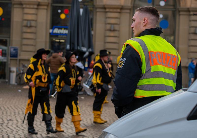 Mehr als 5.000 Polizeibeamte sind an den tollen Tagen in Rheinland-Pfalz im Einsatz. (Symbolbild)