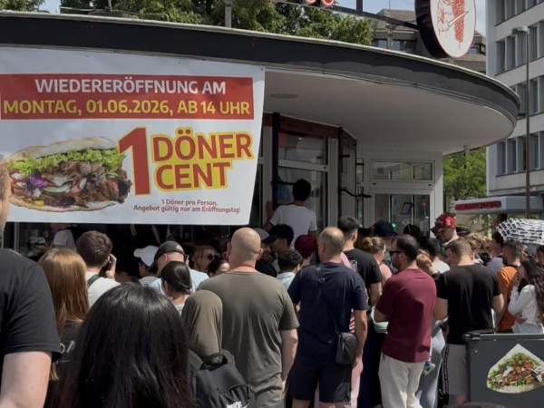 Mehrere Hundert Menschen stehen am Montag Nachmittag auf der Verkehrsinsel des Friedrich-Ebert-Rings an, um einen Döner für einen Cent zu erwerben.