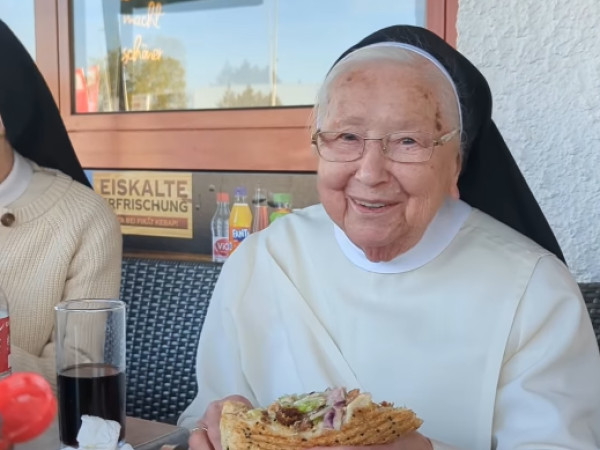 Mit 92 Jahren hat eine Klosterschwester aus Koblenz zum ersten Mal in ihrem Leben einen Döner probiert und ist damit prompt zum Internet-Star geworden.