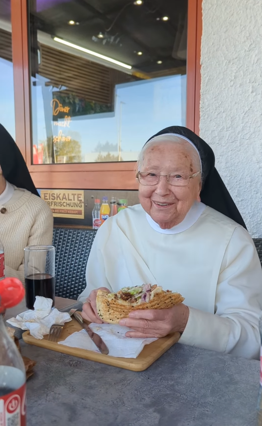 Mit 92 Jahren hat eine Klosterschwester aus Koblenz zum ersten Mal in ihrem Leben einen Döner probiert und ist damit prompt zum Internet-Star geworden.