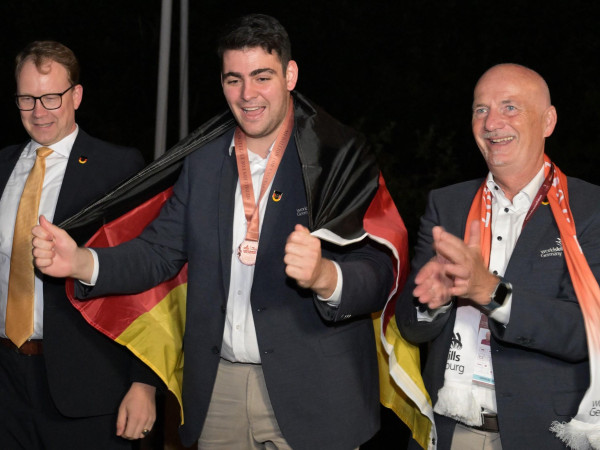 Mit seinem hervorragenden handwerklichen Können erkämpfte sich Bäckermeister Niklas Ring (Mitte) bei den EuroSkills eine Exzellenzmedaille für herausragende Leistungen.