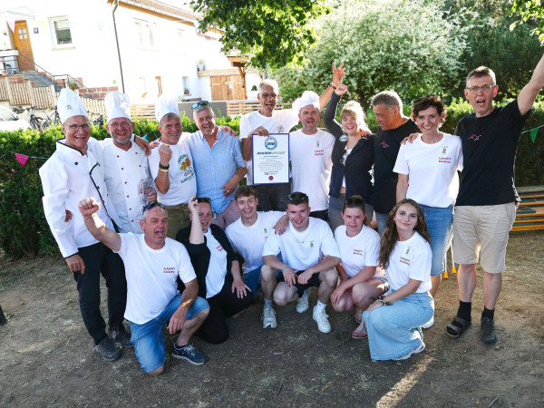Mitarbeitende der Firma Schmitts Klöße und Mitwirkende des Arbeitskreises aus Wombach für den Rekordversuch, Jürgen Grün ganz links im Bild.
