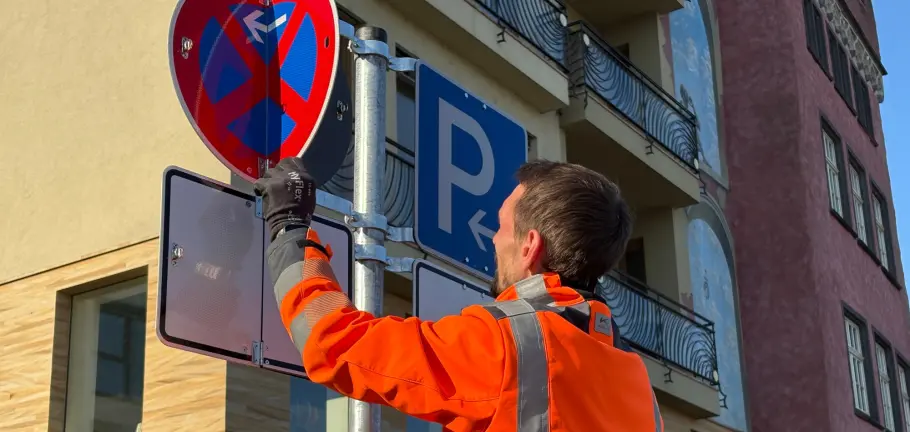 Mithilfe von Klappschildern, wie hier am Peter-Altmeier-Ufer nahe des Deutschen Ecks, lassen sich vorübergehende Halteverbote einfacher und schneller umsetzen. Mithilfe von Klappschildern, wie hier am Peter-Altmeier-Ufer nahe des Deutschen Ecks, lassen sich vorübergehende Halteverbote einfacher und schneller umsetzen.