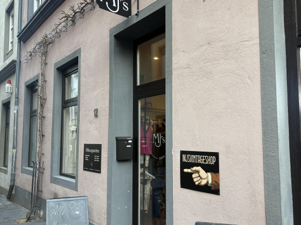 MJs Vintageshop ist einer der einzigen Thriftshops in Koblenz, der sich auf ein reines Vintage-Angebot spezialisiert.