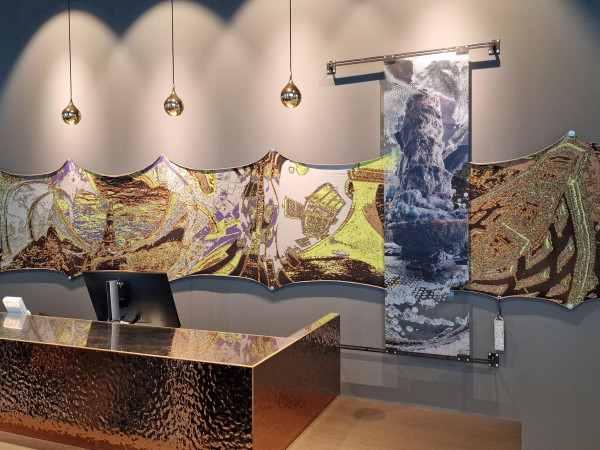 Motel One: Das Innendesign des Hotels ist von der Stadt selbst inspiriert und soll an den Zusammenfluss von Rhein und Mosel sowie an Koblenzer Sehenswürdigkeiten erinnern.