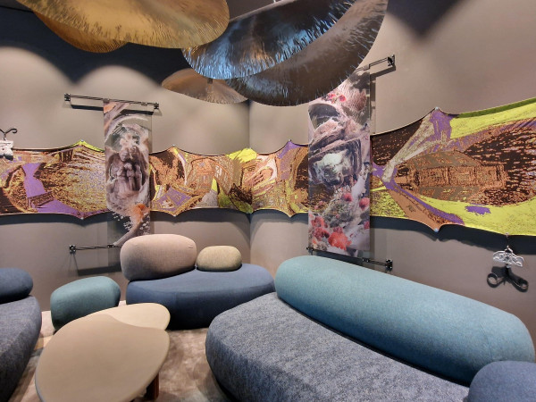 Motel One: Das Innendesign des Hotels ist von der Stadt selbst inspiriert und soll an den Zusammenfluss von Rhein und Mosel sowie an Koblenzer Sehenswürdigkeiten erinnern.