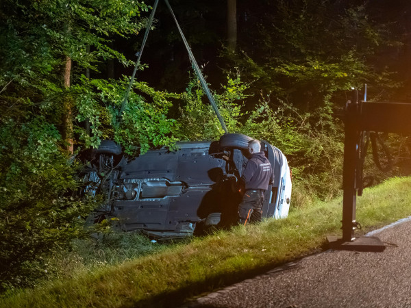 Nach Angaben der Beamten war der Fahrer mit seinem PKW von der Fahrbahn abgekommen und etwa zehn Meter weit in den Wald gefahren.
