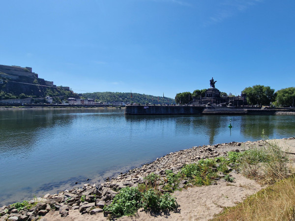 Niedrigwasser am Rhein in Koblenz (28. Juli 2026).