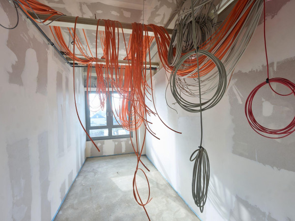 Noch hängen die Kabel von der Decke; bis Sommer soll hier der Serverraum für das Lager entstehen.