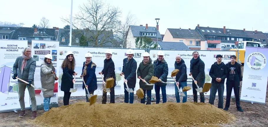 Oberbürgermeister David Langner (7.v.l.), Architekt Guido Fries (10.v.l.), Schulleiterin Nicole Staehle (3.v.l.), Projektleiterin (ZGM) Maren Preus (2.v.l.) und Amtsleiter (ZGM) Josef Heinen 