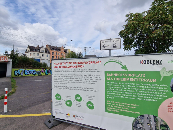 Passend zur neuen Unterführung wird auch der Bahnhofsvorplatz Ost in Lützel komplett neu gestaltet. Geplant ist ein großzügiger Platz mit hoher Aufenthaltsqualität.