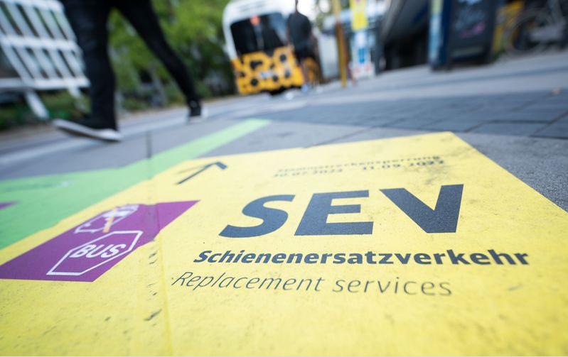 Pendler zwischen Köln und Koblenz sich müssen erneut auf Schienenersatzverkehr einstellen. (Symbolbild)