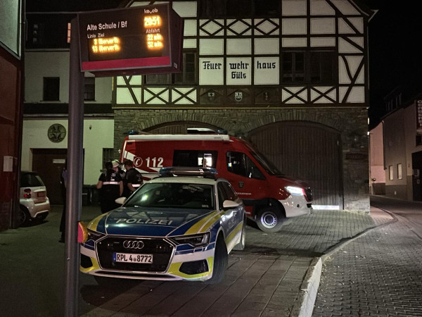 Polizei und Feuerwehr sind in Koblenz-Güls vor Ort.
