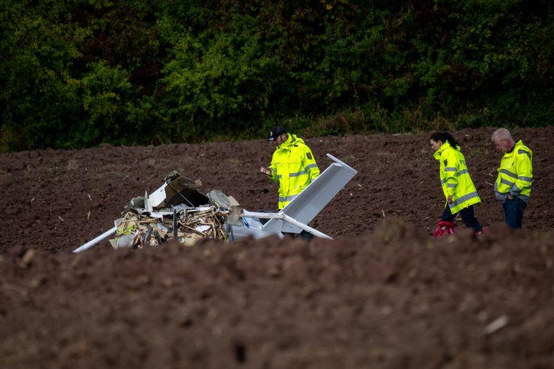 Polizisten untersuchen das Wrack des Ultraleichtflugzeugs. Polizisten untersuchen das Wrack des Ultraleichtflugzeugs.