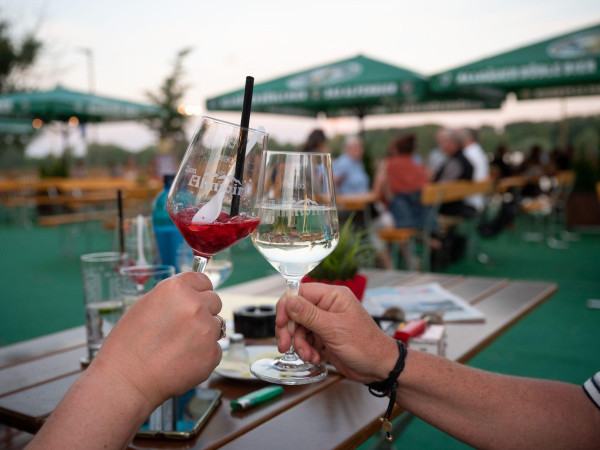 Prost, Cheers, Stößchen: Alkohol gehört bei vielen zum Besuch eines Restaurants dazu.