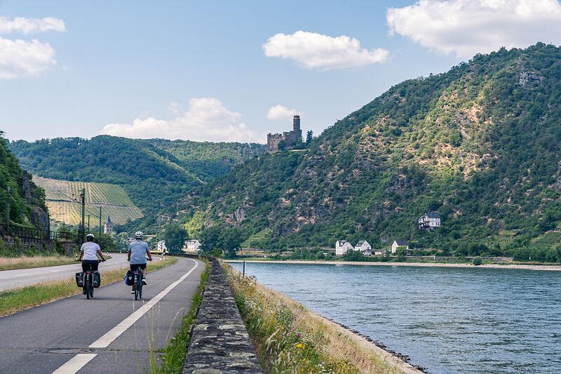 Radler auf dem Rheinradweg bei St. Goar. Radler auf dem Rheinradweg bei St. Goar.
