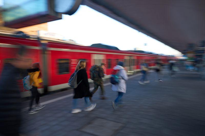 Reisende müssen mit Zugausfällen auf der Rheinschiene rechnen.