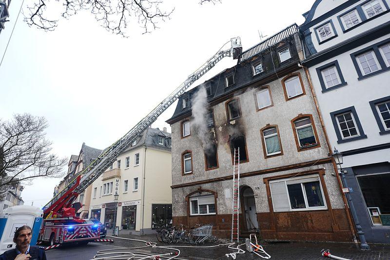Rettungskräfte bekämpfen einen Wohnungsbrand im Koblenzer Stadtteil Ehrenbreitstein.