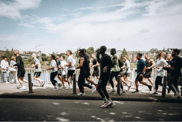 Running Society ist ein Koblenzer Laufclub, der seit über einem Jahr besteht und Community-Läufe organisiert, bei denen Lauflevel und Pace im Hintergrund stehen.