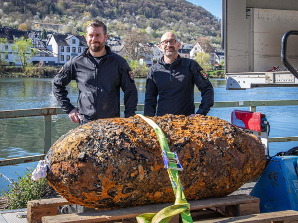 Sascha Hummrich (links) und Marco Ofenstein vom Kampfmittelräumdienst Rheinland-Pfalz (rechts) sorgten für die erfolgreiche Entschärfung der amerikanischen Fliegerbombe in Koblenz.