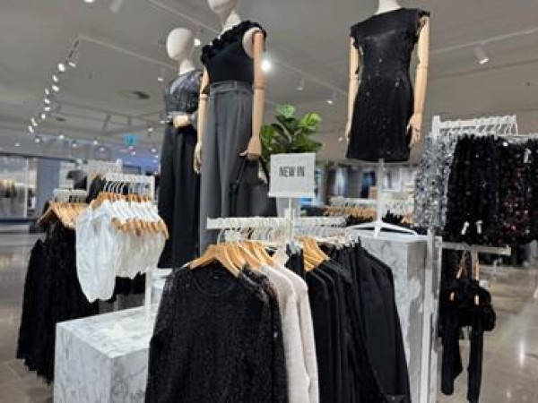 Schimmernde Stoffe, elegante Schnitte aber vor allem Glitzer und Pailletten prägen die festliche Mode in den Koblenzer Läden.