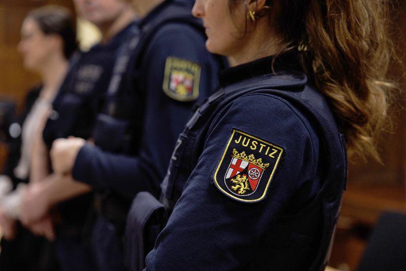 Schlagstock und Pfefferspray gehören schon länger zur Ausstattung von Justizwachtmeisterinnen und Wachtmeistern in Rheinland-Pfalz. Bald sollen sogenannte Taser dazukommen. (Symbolbild) Schlagstock und Pfefferspray gehören schon länger zur Ausstattung von Justizwachtmeisterinnen und Wachtmeistern in Rheinland-Pfalz. Bald sollen sogenannte Taser dazukommen. (Symbolbild)