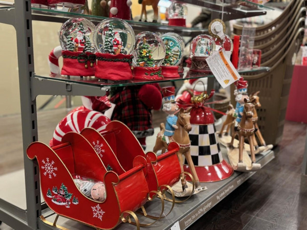 Schneekugeln in allen Varianten und zahlreiche dekorative Figuren