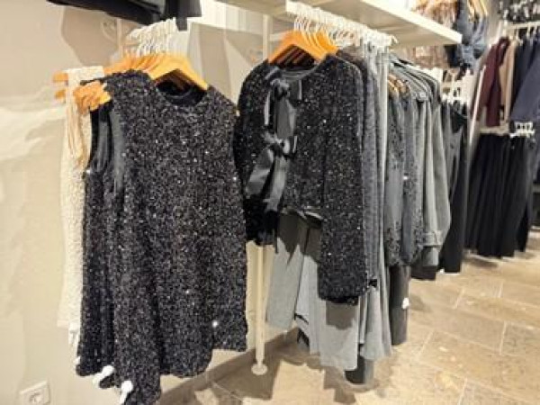 Schwarz, Silber, Glanz und viele Pailletten: Bei „ONLY“ im Löhrcenter Koblenz dreht sich zum Jahreswechsel alles um den Silvester-Glamour.