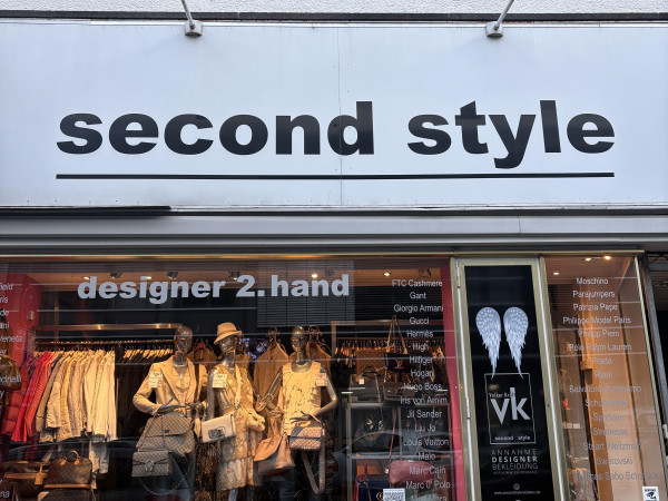 Second Style am Löhrrondell bietet gebrauchte Luxusartikel und Designermode an.