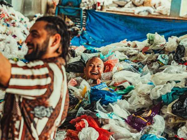 Sogenannte "Trashbanks" sind Teil des Abfallmanagements des Recycling -Dorfs.