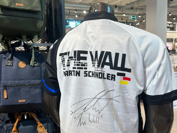 Starke Preise gab es zu gewinnen: Hier etwa ein signiertes Shirt von Dartsprofi Martin "The Wall" Schindler.