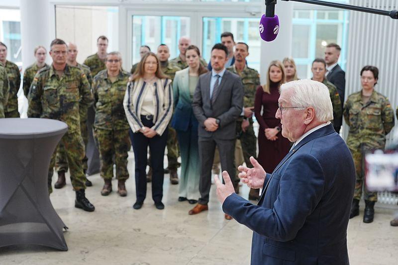 Steinmeier sprach bei seinem Besuch auch vor Soldatinnen und Soldaten. Steinmeier sprach bei seinem Besuch auch vor Soldatinnen und Soldaten.