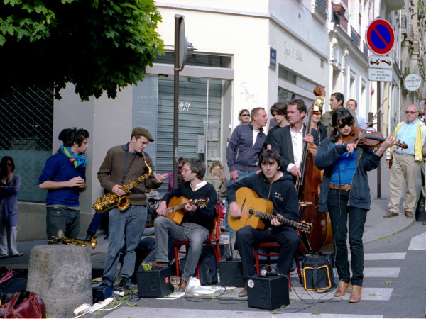 Straßenszene in Paris (2009), Heimatstadt der  Fête de la Musique