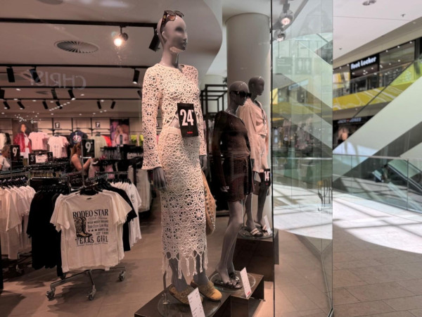 Strickset im Schaufenster von "NEW YORKER" im Forum Koblenz