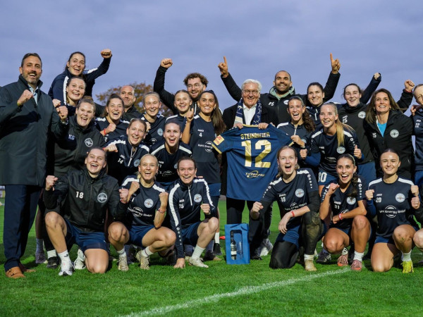 Teamfoto mit dem Bundespräsidenten: Frank-Walter Steinmeier beuchte das Training der Fußballerinnen der SG 99 Andernach.