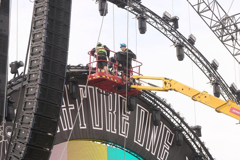 Techniker bauen eine Bühne des Technofestivals. Bereits am Donnerstag reisten Zehntausende an. Techniker bauen eine Bühne des Technofestivals. Bereits am Donnerstag reisten Zehntausende an.