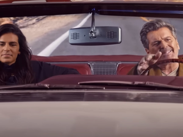Thomas Anders in seinem neuen Musikvideo mit seinem "jüngeren Ich" unterwegs auf dem Cherokee Highway, Bildschirmaufnahme
