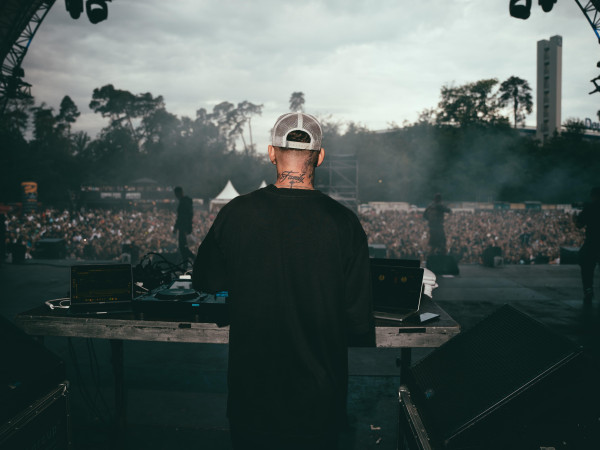 Thomas Breitbach alias DJ T-Bright ist der offizielle Tour-DJ von Deutschrapper Olexesh.